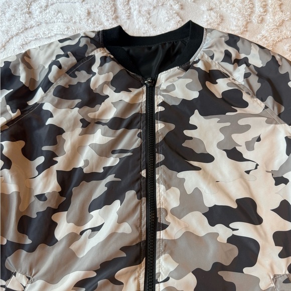Camo Bomber reversible Jacket. No tag for size - check out measurements. B6 - Picture 2 of 7